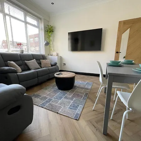 Exchange House - Free Parking - 3 En-Suite Bedrooms - Close To M5-J2 And Train Station - Good Connection To City Centre - Close To Metro Extension To Briery Hill Holiday home *