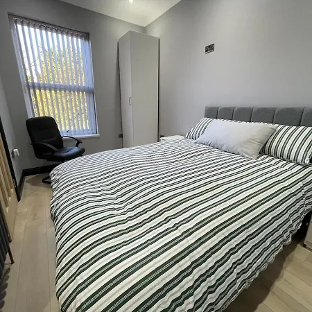 Holiday home Exchange House - Free Parking - 3 En-Suite Bedrooms - Close To M5-J2 And Train Station - Good Connection To City Centre - Close To Metro Extension To Briery Hill *