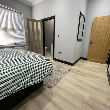 Holiday home Exchange House - Free Parking - 3 En-Suite Bedrooms - Close To M5-J2 And Train Station - Good Connection To City Centre - Close To Metro Extension To Briery Hill Birmingham
