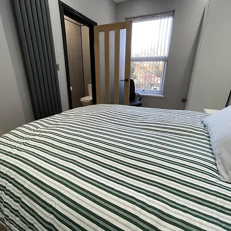 Exchange House - Free Parking - 3 En-Suite Bedrooms - Close To M5-J2 And Train Station - Good Connection To City Centre - Close To Metro Extension To Briery Hill Birmingham