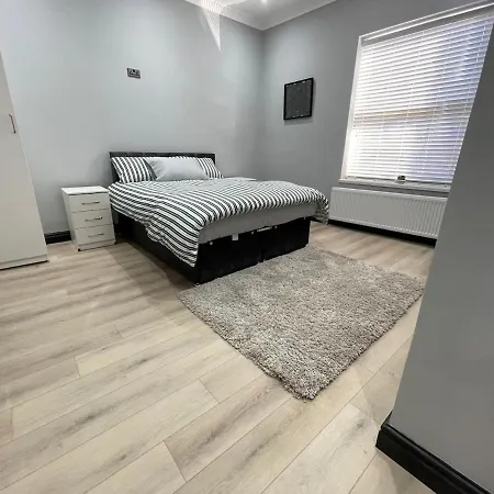Exchange House - Free Parking - 3 En-Suite Bedrooms - Close To M5-J2 And Train Station - Good Connection To City Centre - Close To Metro Extension To Briery Hill *