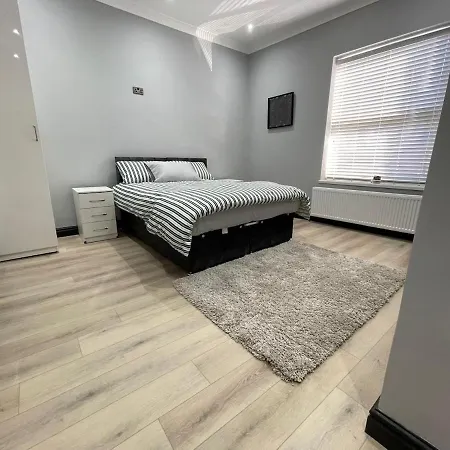 Holiday home Exchange House - Free Parking - 3 En-Suite Bedrooms - Close To M5-J2 And Train Station - Good Connection To City Centre - Close To Metro Extension To Briery Hill *