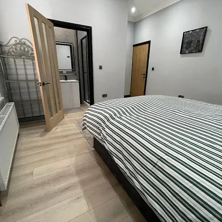 Holiday home Exchange House - Free Parking - 3 En-Suite Bedrooms - Close To M5-J2 And Train Station - Good Connection To City Centre - Close To Metro Extension To Briery Hill Birmingham