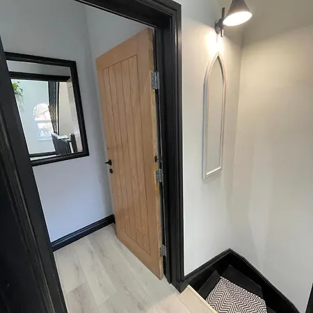 Exchange House - Free Parking - 3 En-Suite Bedrooms - Close To M5-J2 And Train Station - Good Connection To City Centre - Close To Metro Extension To Briery Hill