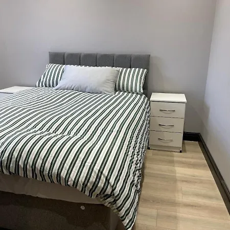 Holiday home Exchange House - Free Parking - 3 En-Suite Bedrooms - Close To M5-J2 And Train Station - Good Connection To City Centre - Close To Metro Extension To Briery Hill *