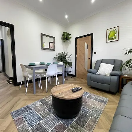 Exchange House - Free Parking - 3 En-Suite Bedrooms - Close To M5-J2 And Train Station - Good Connection To City Centre - Close To Metro Extension To Briery Hill Holiday home Birmingham